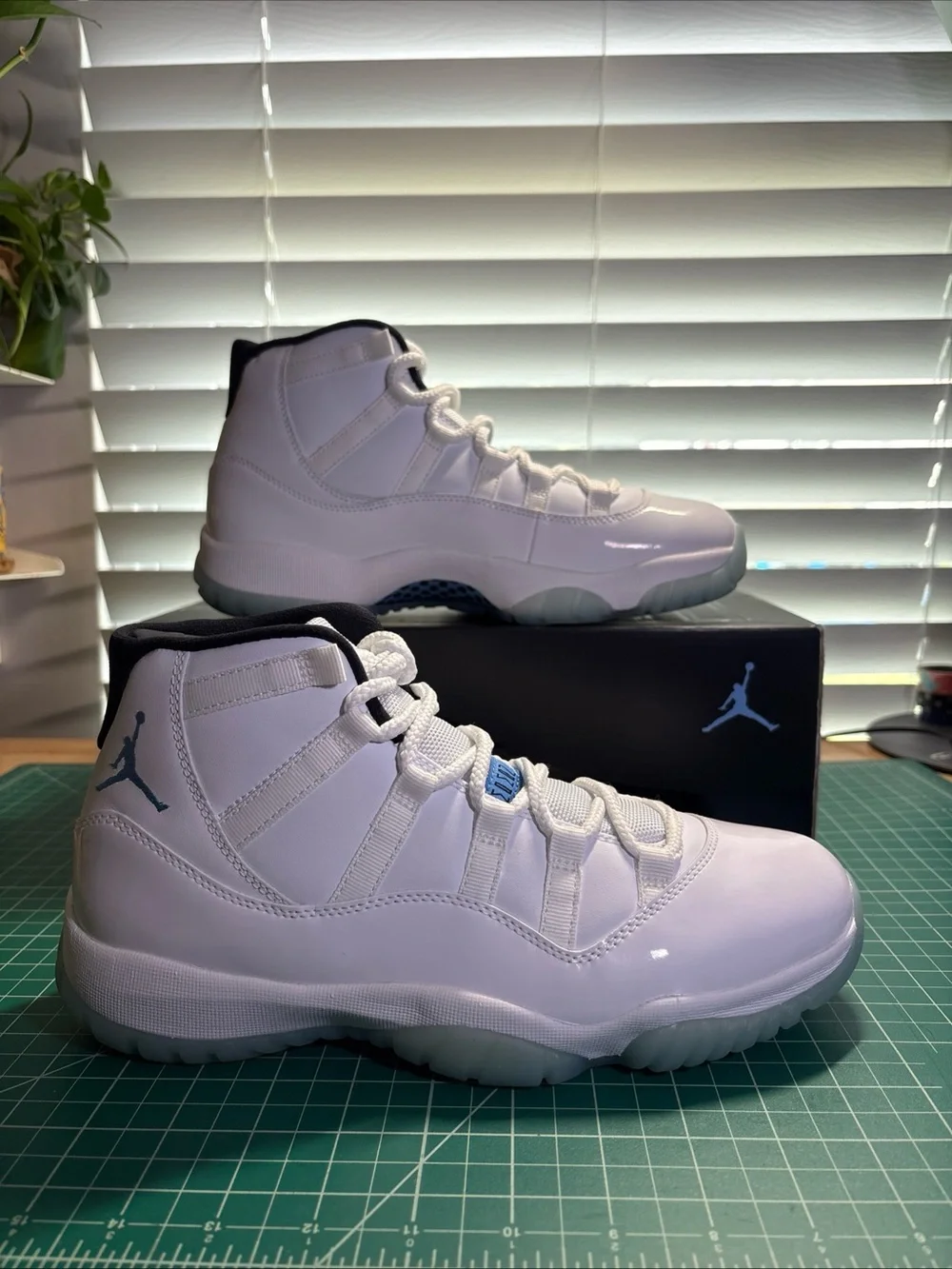 Air Jordan 11 Retro Men’s Size 8 Blue Columbia White Rare Never Worn